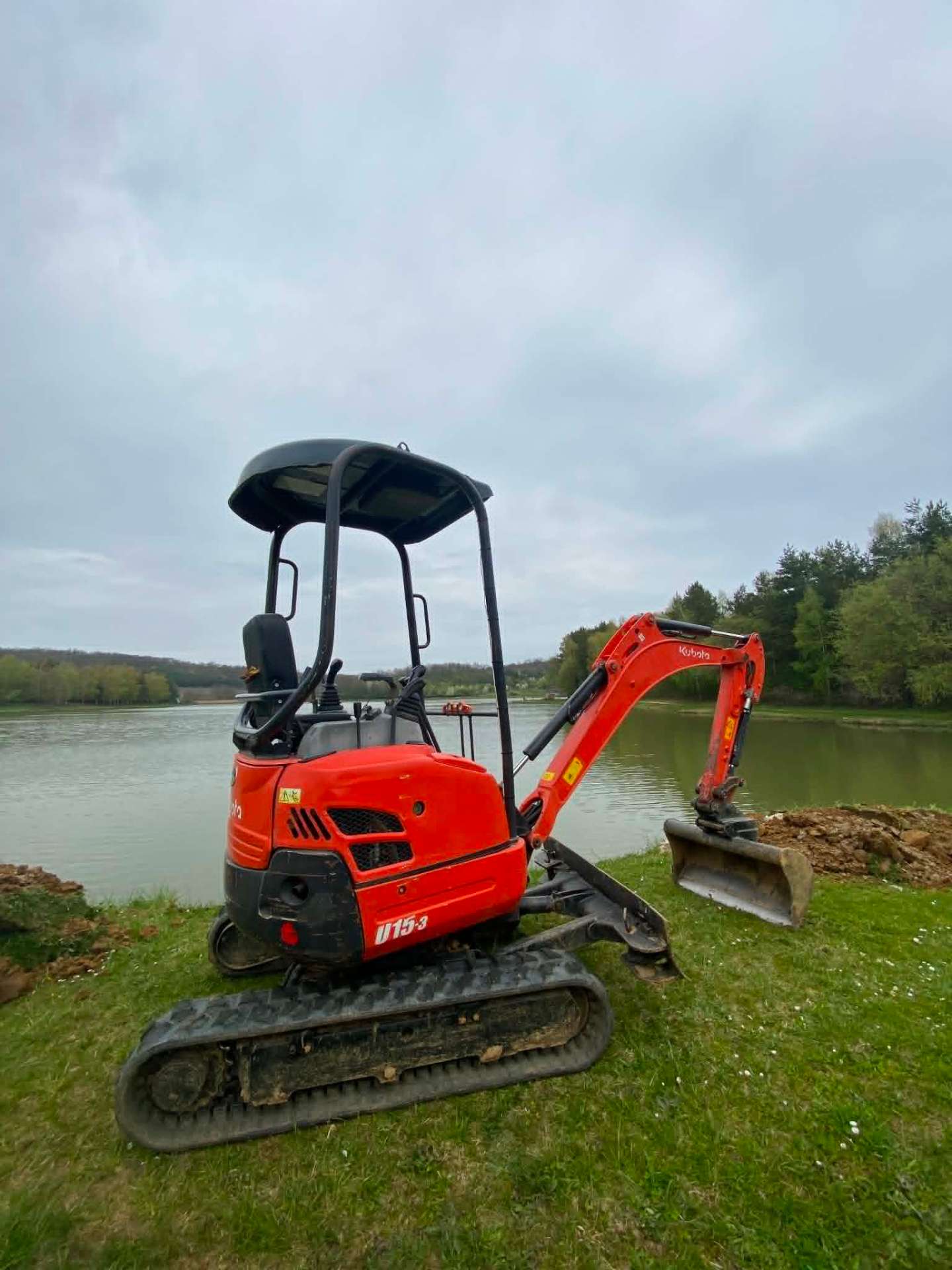 Kubota minikotró tóparton