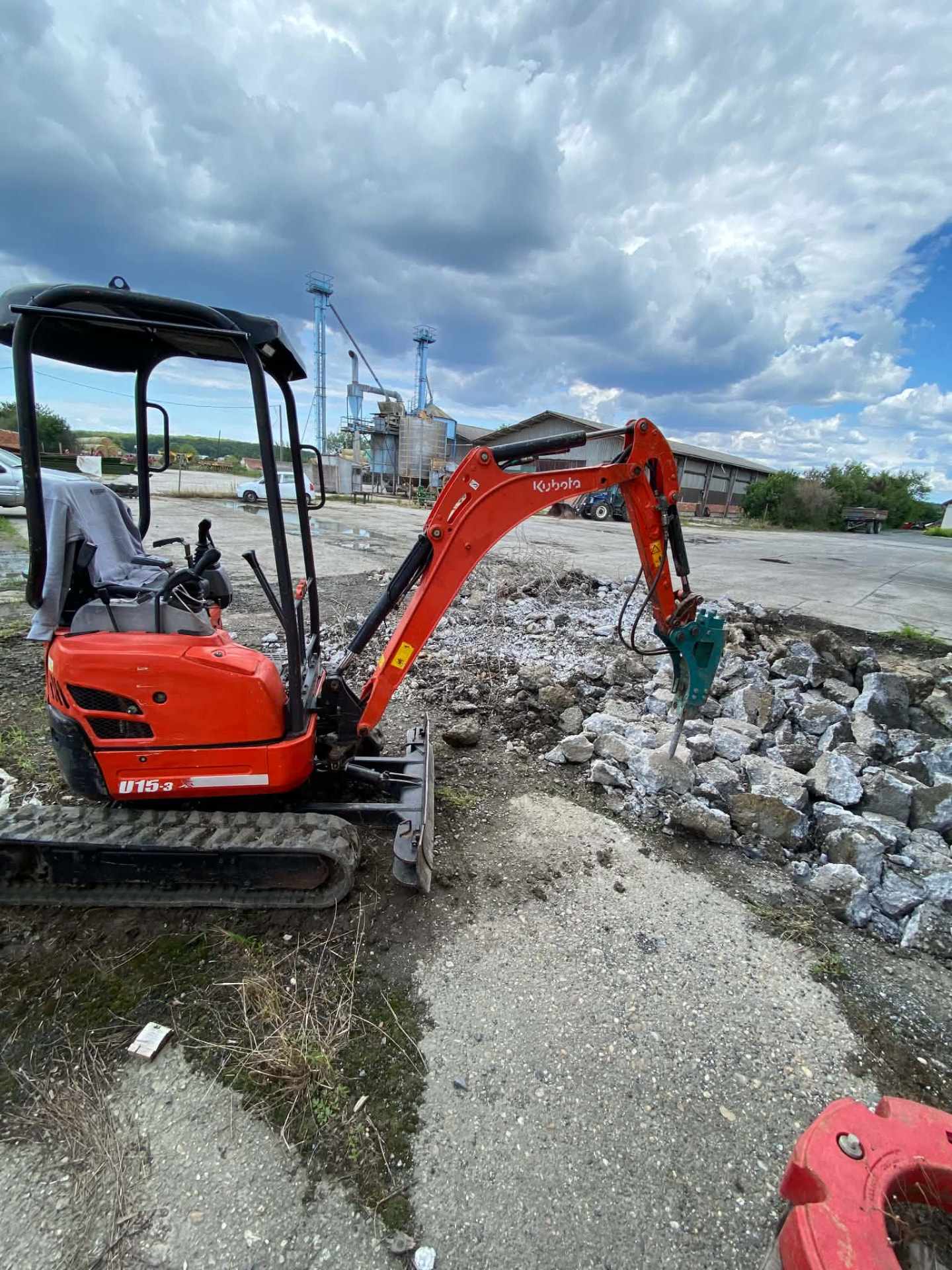 Betontörés hidraulikus törőfejjel Kubota kotróval